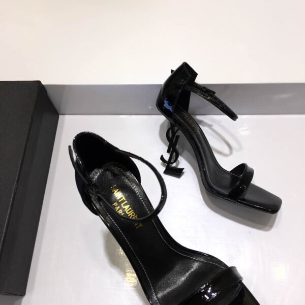 CASSANDRA FLAT SANDALS IN SMOOTH LEATHER