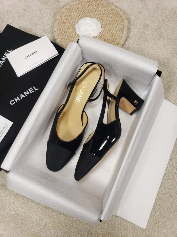 CHANEL FLAT 43