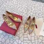 Valentino Garavani Powder One Stud Pumps in Patent Leather Woman