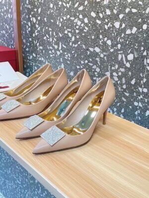 Valentino Garavani Powder One Stud Pumps in Patent Leather Woman