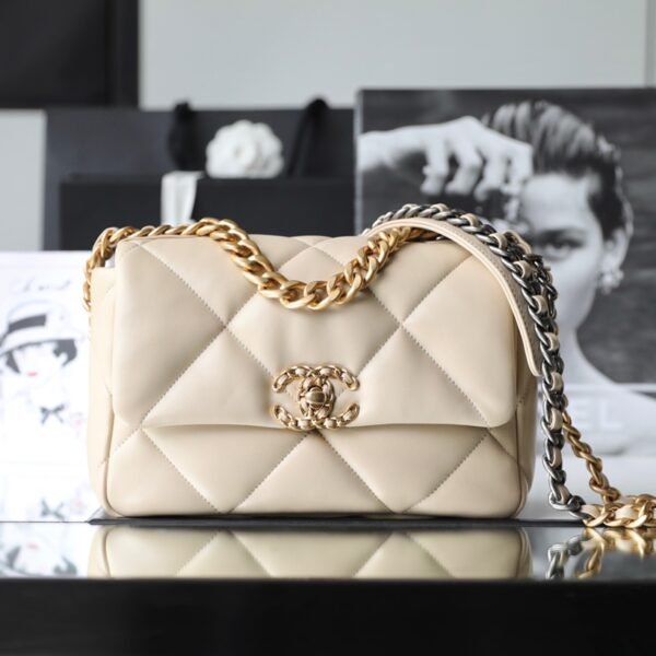 Chanel 19