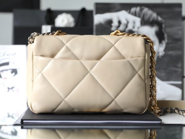Chanel 19