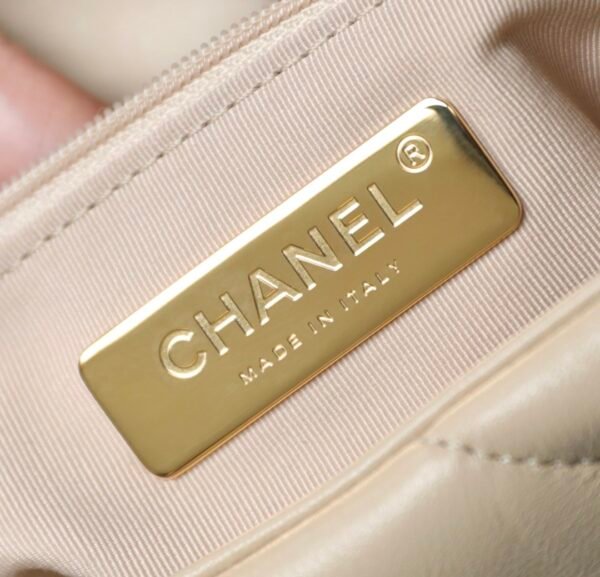 Chanel 19
