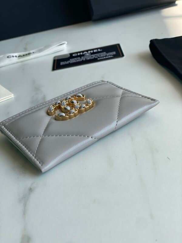 CHANEL 19 CARD HOLDER