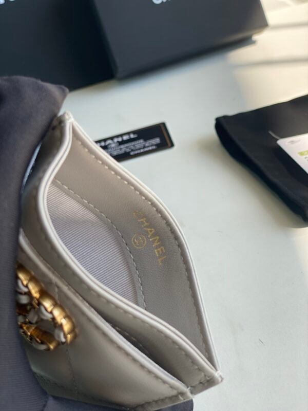 CHANEL 19 CARD HOLDER