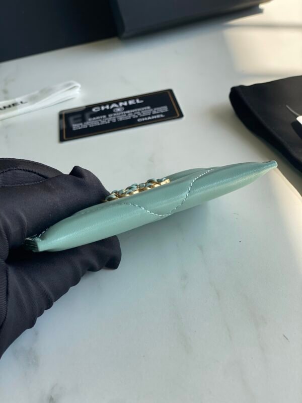 CHANEL 19 CARD HOLDER