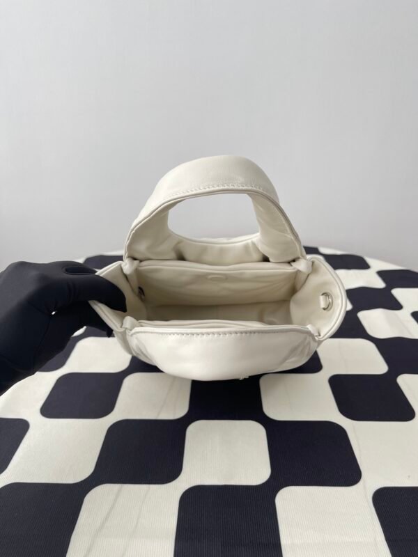 𝐏𝐫𝐚𝐝𝐚 𝐒𝐨𝐟𝐭 𝐁𝐚𝐠