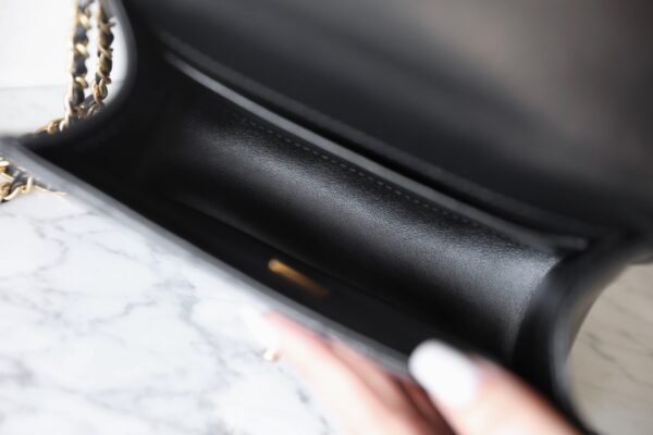 𝖠𝗇𝗍𝗂𝖻𝖺 flap bag