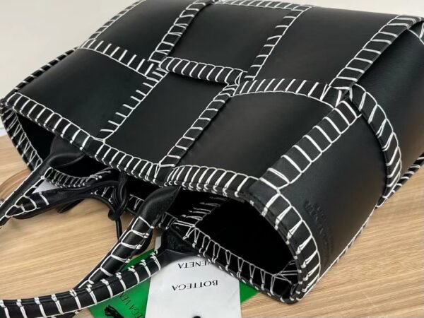 Bottega Veneta Medium Arco Tote Bag