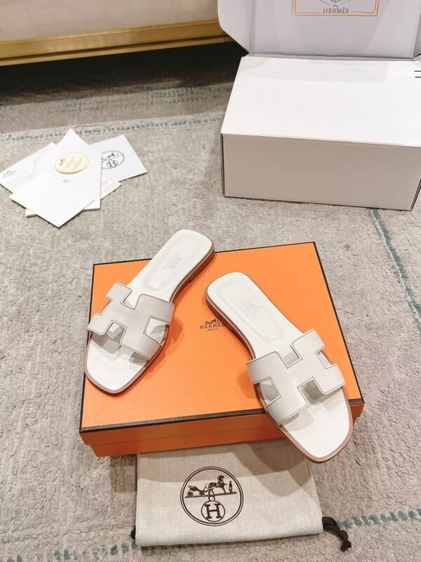 BNIB Hermes Oran sandal white Blanc