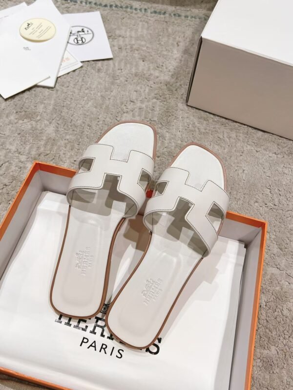 BNIB Hermes Oran sandal white Blanc