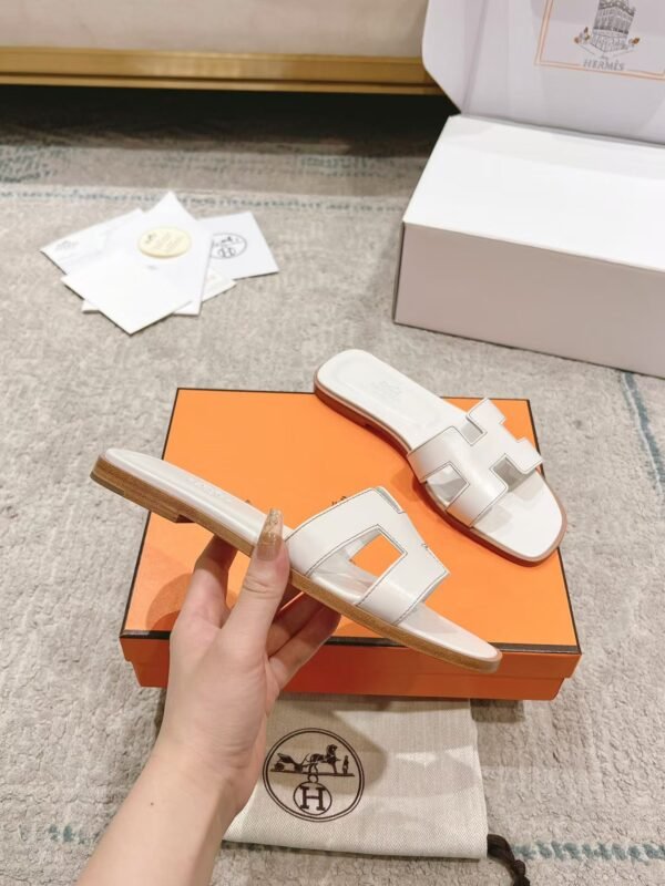 BNIB Hermes Oran sandal white Blanc